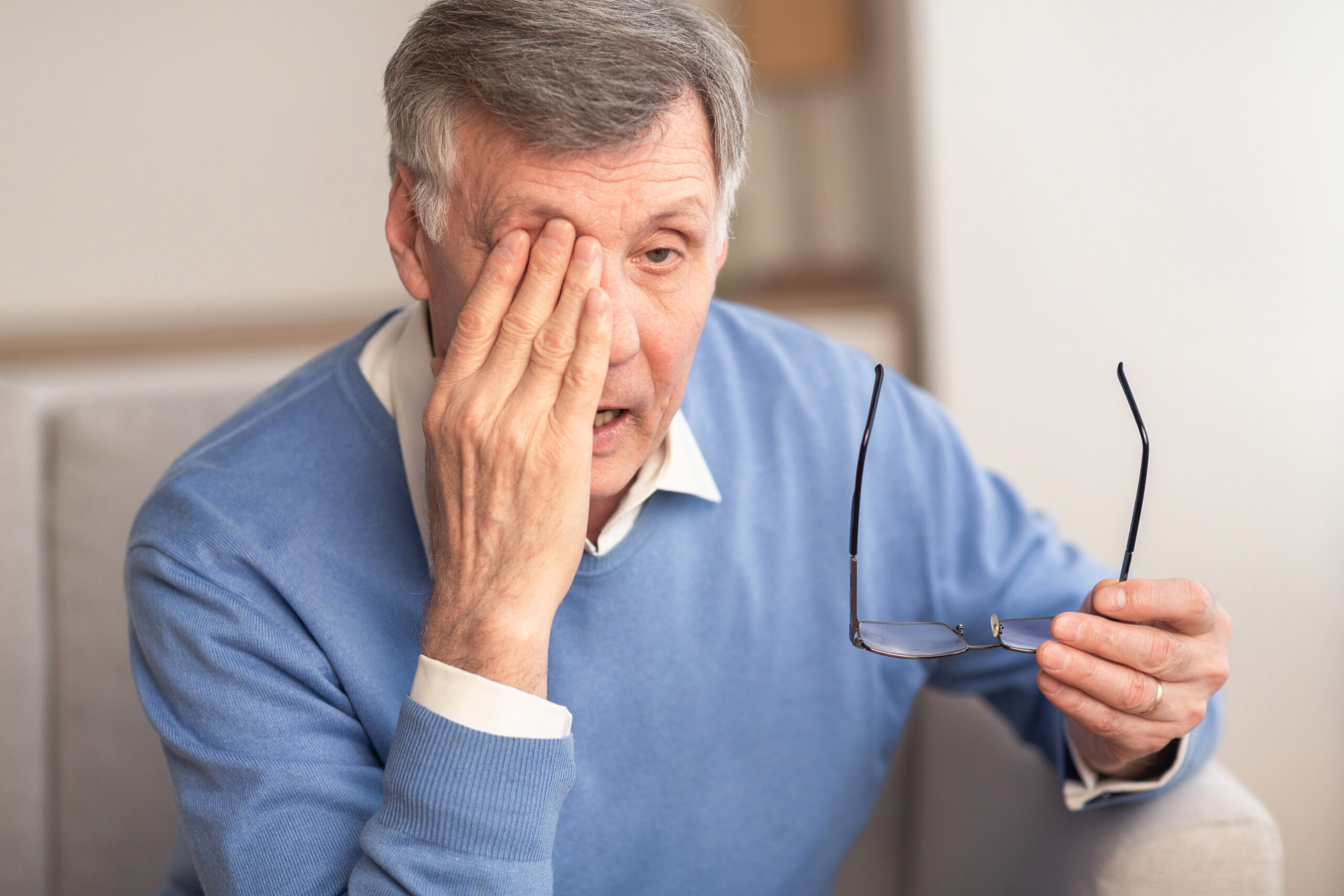 Hombre con migraña ocular