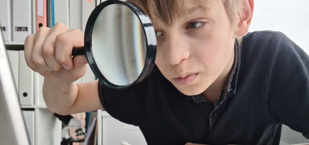 En este artículo aprenderemos sobre la baja visión: qué es, sus síntomas, causas, los tipos que existen, cómo se diagnostica y los tratamientos que hay actualmente.