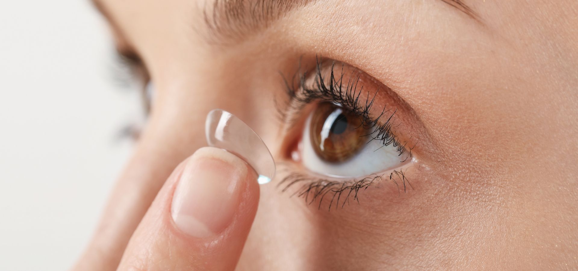Aprender cómo ponerse lentes de contacto puede parecer una tarea abrumadora. Por ello, aquí te ayudamos con un paso a paso.