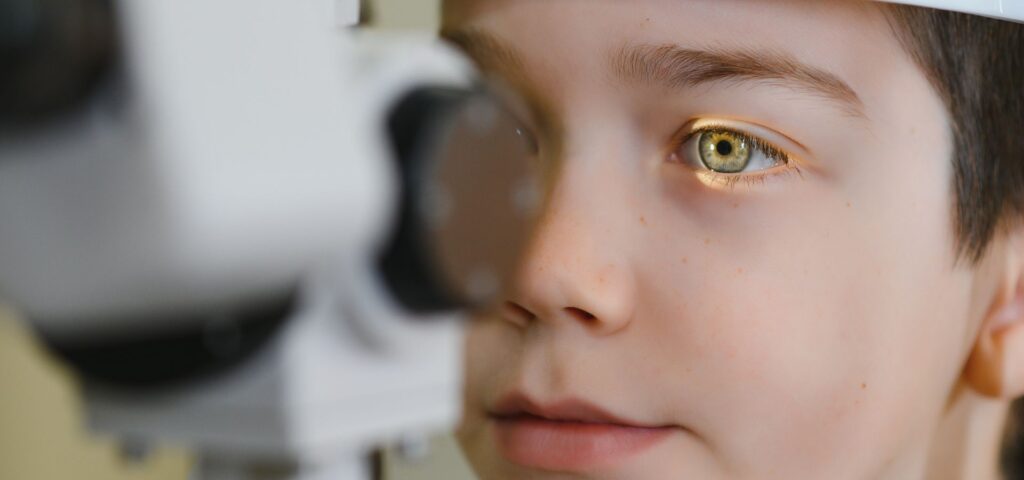 En este artículo descubrirás cuáles son los principales problemas de visión en niños, cómo identificarlos y qué medidas preventivas tomar.